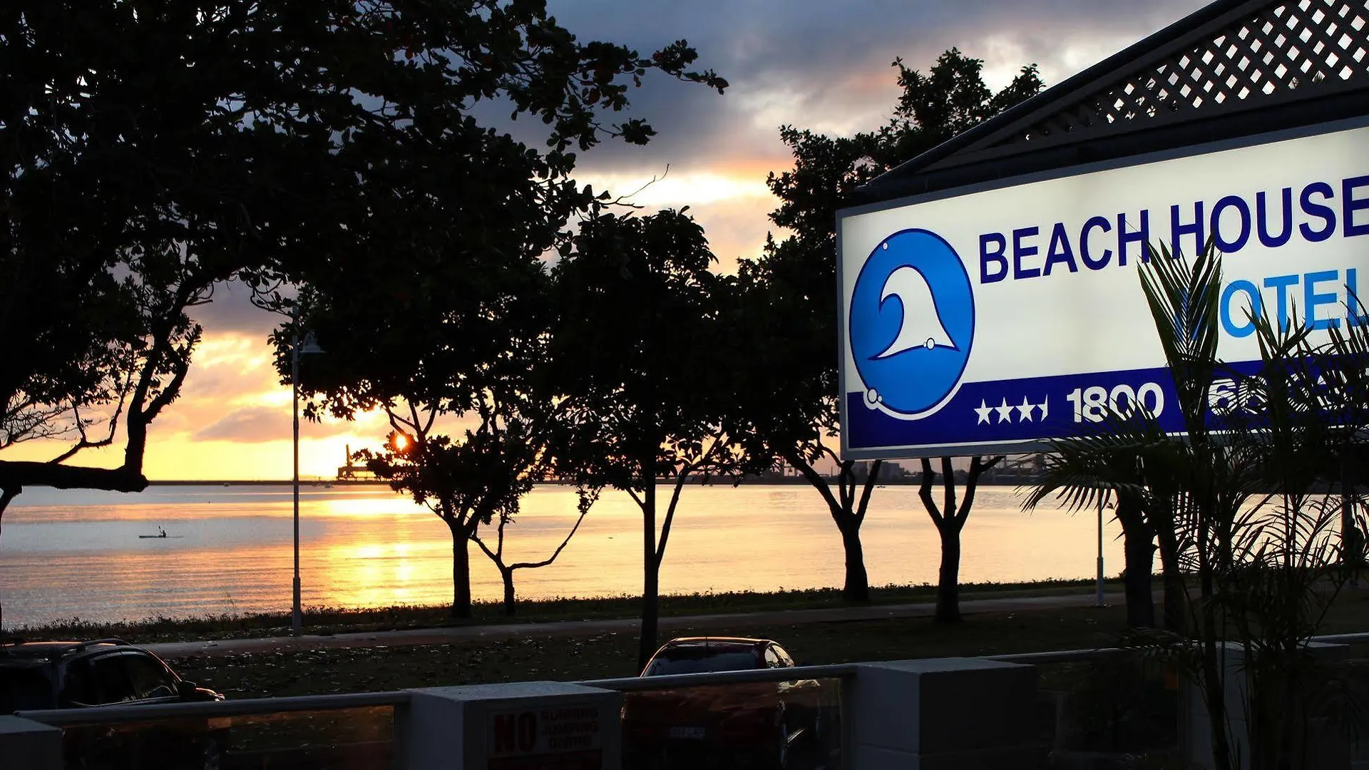 Beach House Motel Townsville 3*,  Australia